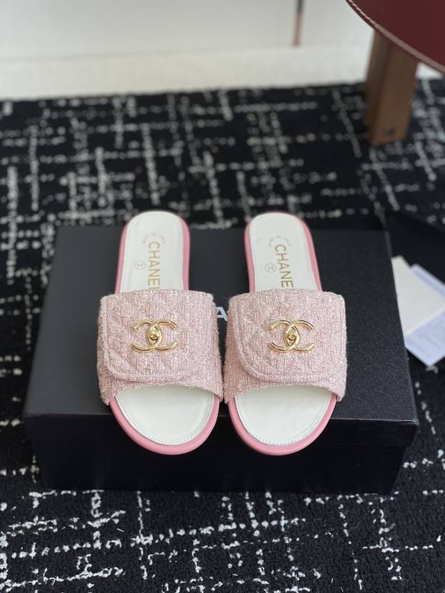 代购级 Chanel 小香 25Ss 春夏新品度假 懒人拖 鞋 小香的一款全新设计 鞋面原版开模特殊布料 搭配双C五金装饰 简约百搭上脚超级美的 怎么看都超美