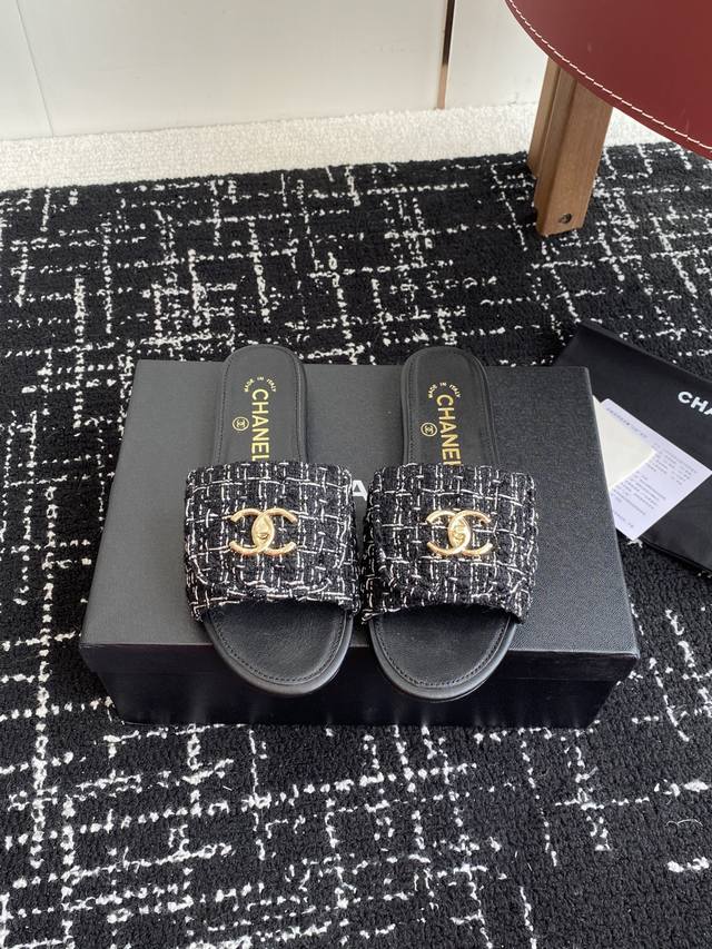代购级 Chanel 小香 25Ss 春夏新品度假 懒人拖 鞋 小香的一款全新设计 鞋面原版开模特殊布料 搭配双C五金装饰 简约百搭上脚超级美的 怎么看都超美
