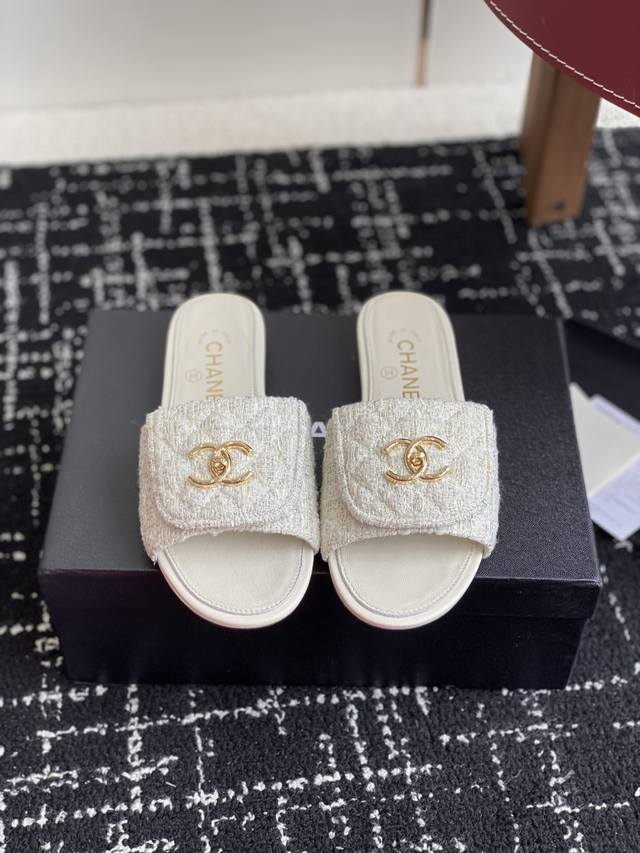 代购级 Chanel 小香 25Ss 春夏新品度假 懒人拖 鞋 小香的一款全新设计 鞋面原版开模特殊布料 搭配双C五金装饰 简约百搭上脚超级美的 怎么看都超美