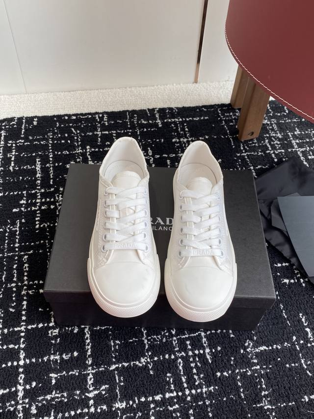 代购级 Prada 普拉达25Ss 春夏新款 圆头帆布鞋 科技帆布最新黑科技 相隔几年Prada又给我们带来好看的饼干鞋了 时髦精绝对不能错过的必入款，没有任何