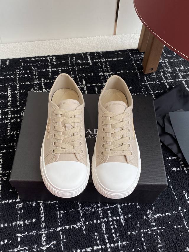 代购级 Prada 普拉达25Ss 春夏新款 圆头帆布鞋 科技帆布最新黑科技 相隔几年Prada又给我们带来好看的饼干鞋了 时髦精绝对不能错过的必入款，没有任何