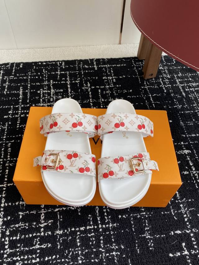 代购级 Lv2025Ss 樱桃系列春夏新款拖鞋魔术贴可调松紧的设计 满满的沙滩风情 原版开模Lv金属 Logo装饰鞋面牛皮 定制进口提花布料 原版老花皮料 水染
