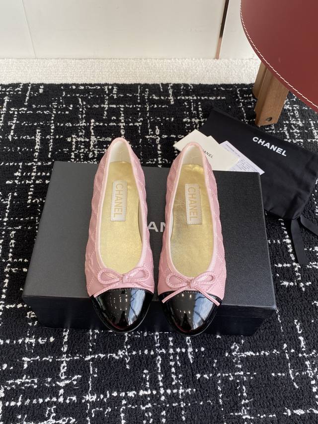 代购级 Chanel小香 25Ss 春夏鞋头 电绣点缀，芭蕾舞鞋 宛如女神脖子上的项链，上脚包裹性非常好，上脚跟显瘦，真的是超级精致！ 复古的玛丽珍太对味了，个