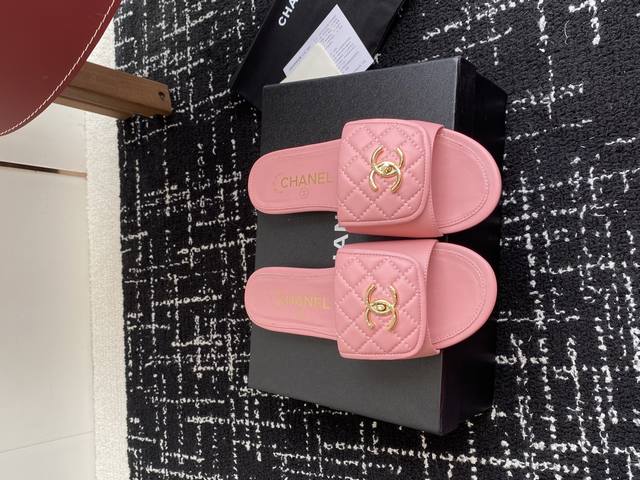 代购级 Chanel 小香 25Ss 春夏新品度假 羊皮 懒人拖 小香的一款全新设计 鞋面搭配双C五金装饰 简约百搭上脚超级美的 怎么看都超美 鞋面：采用进口羊