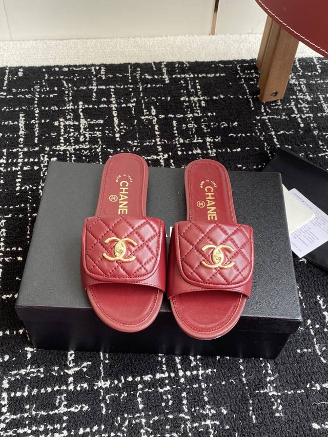 代购级 Chanel 小香 25Ss 春夏新品度假 羊皮 懒人拖 小香的一款全新设计 鞋面搭配双C五金装饰 简约百搭上脚超级美的 怎么看都超美 鞋面：采用进口羊