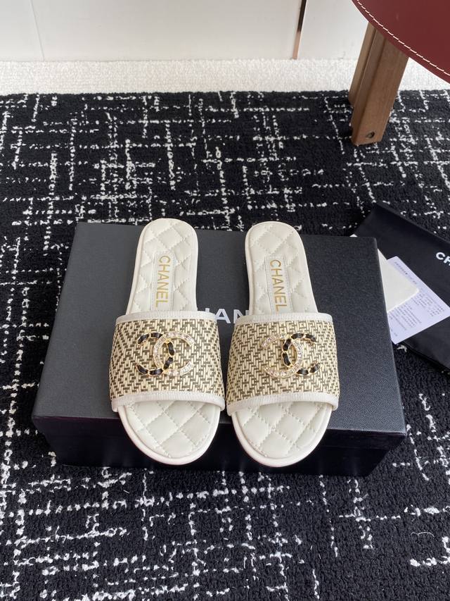 代购级 Chanel 小香 25Ss 春夏新品度假 懒人拖 鞋 小香的一款全新设计 鞋面原版开模特殊布料 搭配双C五金装饰 简约百搭上脚超级美的 怎么看都超美