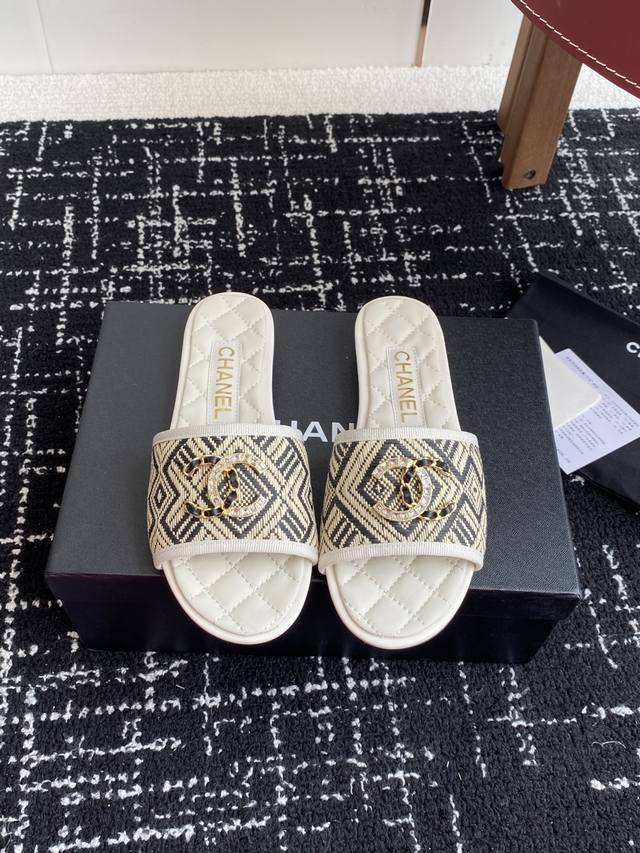 代购级 Chanel 小香 25Ss 春夏新品度假 懒人拖 鞋 小香的一款全新设计 鞋面原版开模特殊布料 搭配双C五金装饰 简约百搭上脚超级美的 怎么看都超美