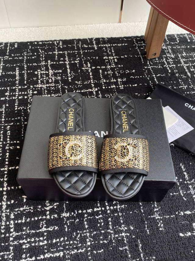 代购级 Chanel 小香 25Ss 春夏新品度假 懒人拖 鞋 小香的一款全新设计 鞋面原版开模特殊布料 搭配双C五金装饰 简约百搭上脚超级美的 怎么看都超美