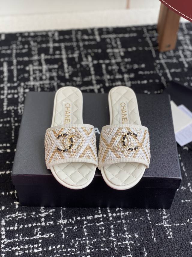 代购级 Chanel 小香 25Ss 春夏新品度假 懒人拖 鞋 小香的一款全新设计 鞋面原版开模特殊布料 搭配双C五金装饰 简约百搭上脚超级美的 怎么看都超美