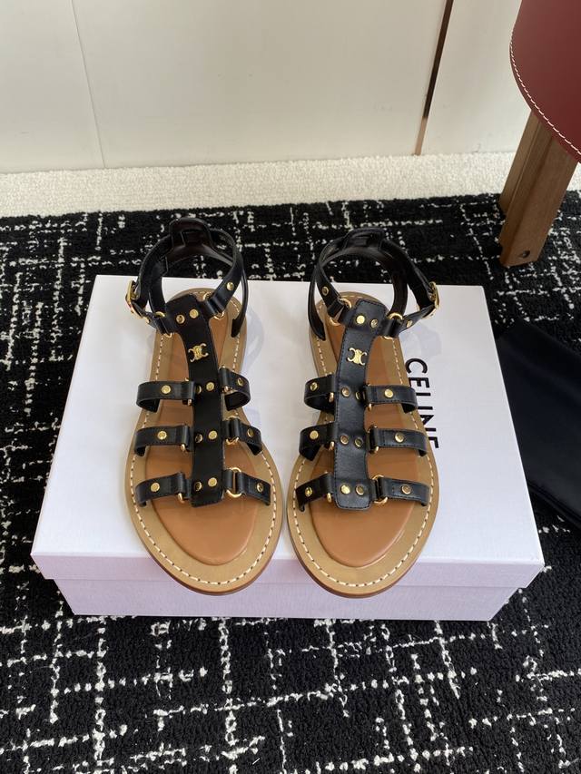 代购级 Celine 25Ss 新款凉鞋 这一季的赛琳又让我重新爱了它一次这季节美鞋太多 这款凉拖真是无敌好搭配！ 设计搭配经典的 Logo 作为点缀整体视觉特