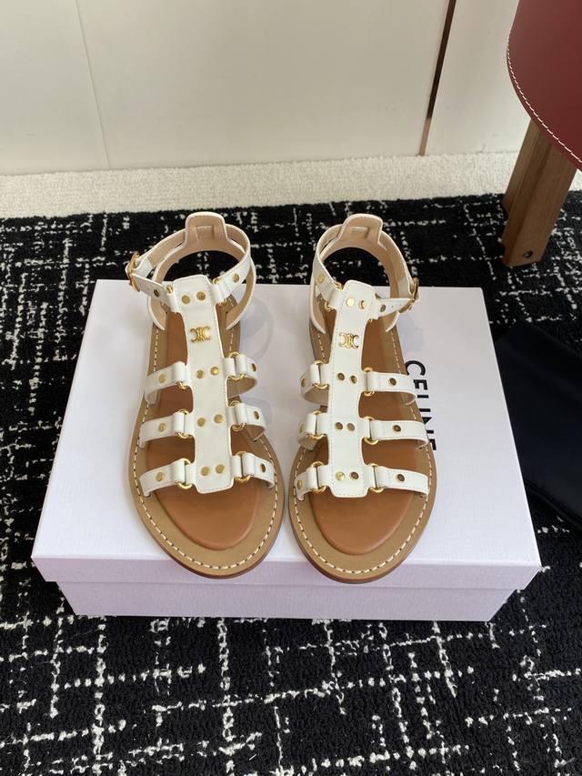代购级 Celine 25Ss 新款凉鞋 这一季的赛琳又让我重新爱了它一次这季节美鞋太多 这款凉拖真是无敌好搭配！ 设计搭配经典的 Logo 作为点缀整体视觉特