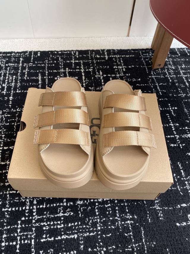 东莞代购级 Ugg 25Ss 厚底 拖鞋 可调节鞋面束带，设计方便穿脱双层高密度泡棉鞋内底 外包翻毛皮的耐磨中底以及Eva外底再生聚酯纤维滚边 舒适厚底，轻巧不