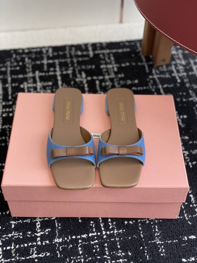 代购级 Miu Miu 25Ss 最新夏季 平底 牛仔布 拖鞋 今年夏天为你们多准备几双必备拖鞋，老顾客都反应对这款需求很大！ 专门订制的一批为Miumiu后续