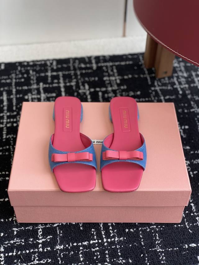 代购级 Miu Miu 25Ss 最新夏季 平底 牛仔布 拖鞋 今年夏天为你们多准备几双必备拖鞋，老顾客都反应对这款需求很大！ 专门订制的一批为Miumiu后续