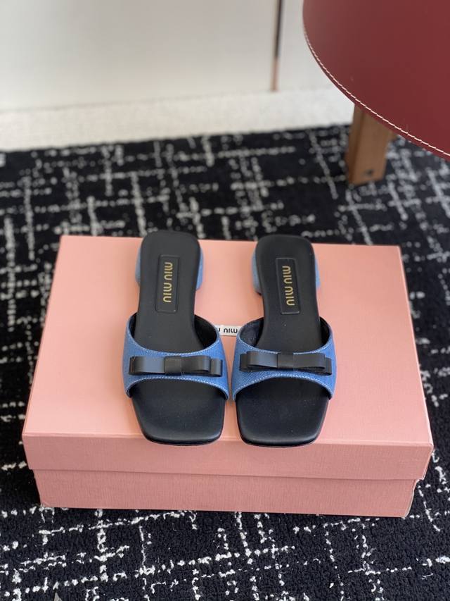 代购级 Miu Miu 25Ss 最新夏季 平底 牛仔布 拖鞋 今年夏天为你们多准备几双必备拖鞋，老顾客都反应对这款需求很大！ 专门订制的一批为Miumiu后续