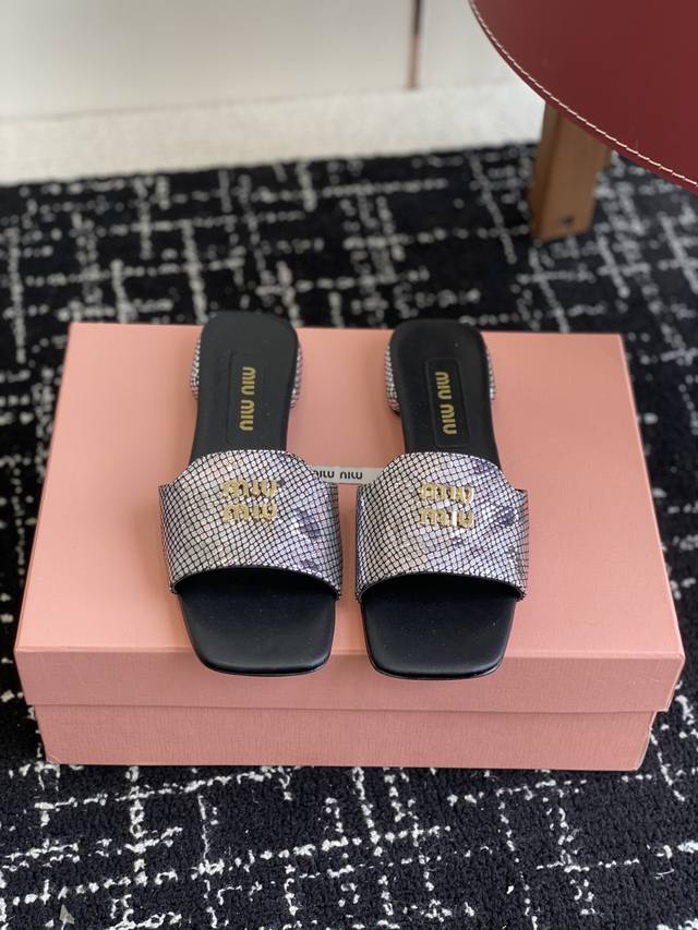 代购级 Miu Miu 25Ss 最新夏季 平底 拖鞋 今年夏天为你们多准备几双必备拖鞋，老顾客都反应对这款需求很大！ 专门订制的一批为Miumiu后续新款做准