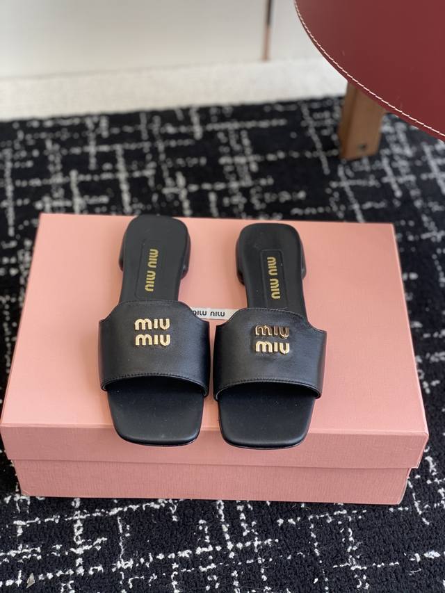 代购级 Miu Miu 25Ss 最新夏季 平底 拖鞋 今年夏天为你们多准备几双必备拖鞋，老顾客都反应对这款需求很大！ 专门订制的一批为Miumiu后续新款做准