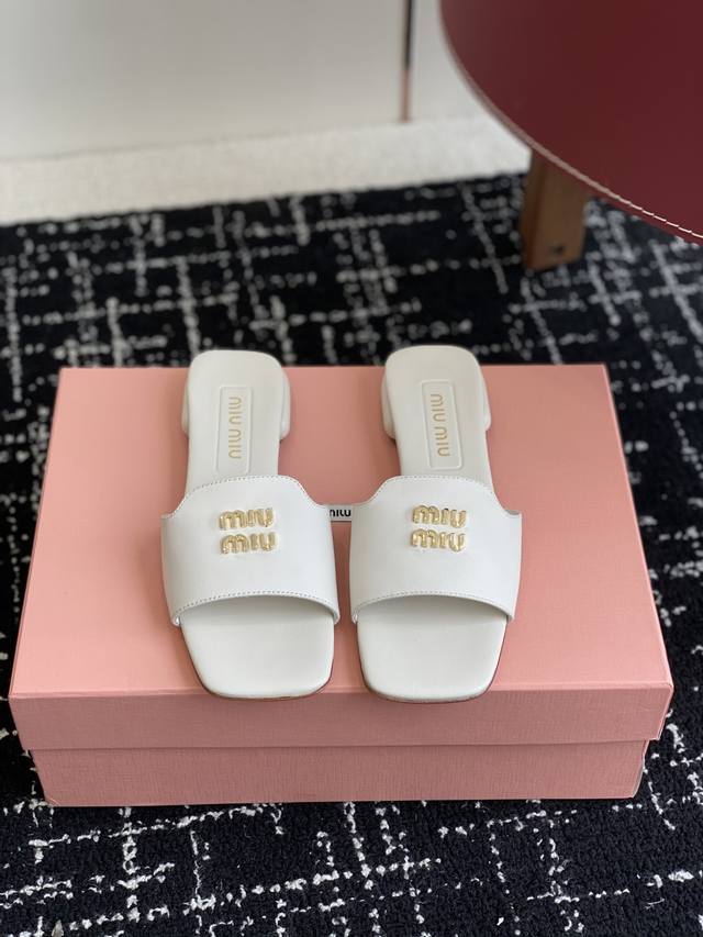 代购级 Miu Miu 25Ss 最新夏季 平底 拖鞋 今年夏天为你们多准备几双必备拖鞋，老顾客都反应对这款需求很大！ 专门订制的一批为Miumiu后续新款做准