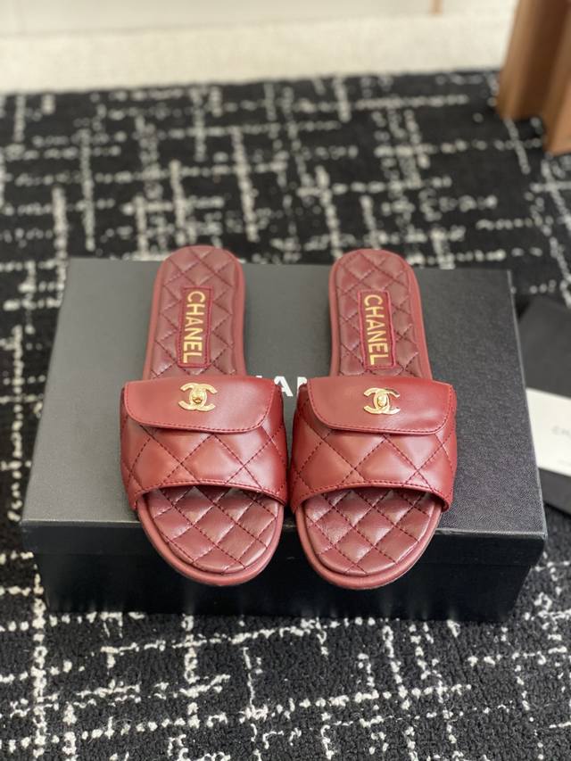 代购级 Chanel 小香 25Ss 春夏新品度假 羊皮 懒人拖 小香的一款全新设计 鞋面搭配双C五金装饰 简约百搭上脚超级美的 怎么看都超美 鞋面：采用进口羊