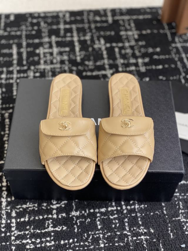 代购级 Chanel 小香 25Ss 春夏新品度假 羊皮 懒人拖 小香的一款全新设计 鞋面搭配双C五金装饰 简约百搭上脚超级美的 怎么看都超美 鞋面：采用进口羊