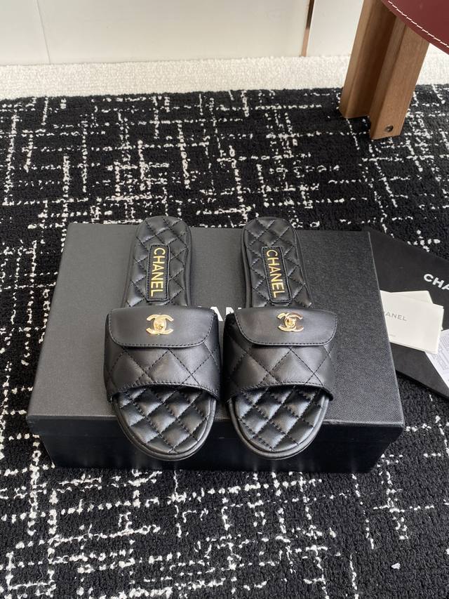 代购级 Chanel 小香 25Ss 春夏新品度假 羊皮 懒人拖 小香的一款全新设计 鞋面搭配双C五金装饰 简约百搭上脚超级美的 怎么看都超美 鞋面：采用进口羊