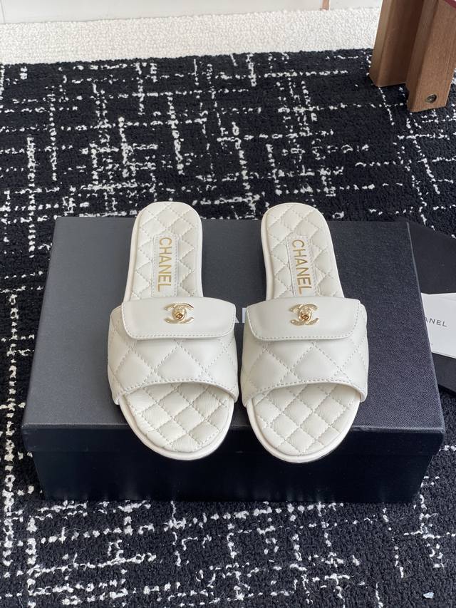 代购级 Chanel 小香 25Ss 春夏新品度假 羊皮 懒人拖 小香的一款全新设计 鞋面搭配双C五金装饰 简约百搭上脚超级美的 怎么看都超美 鞋面：采用进口羊