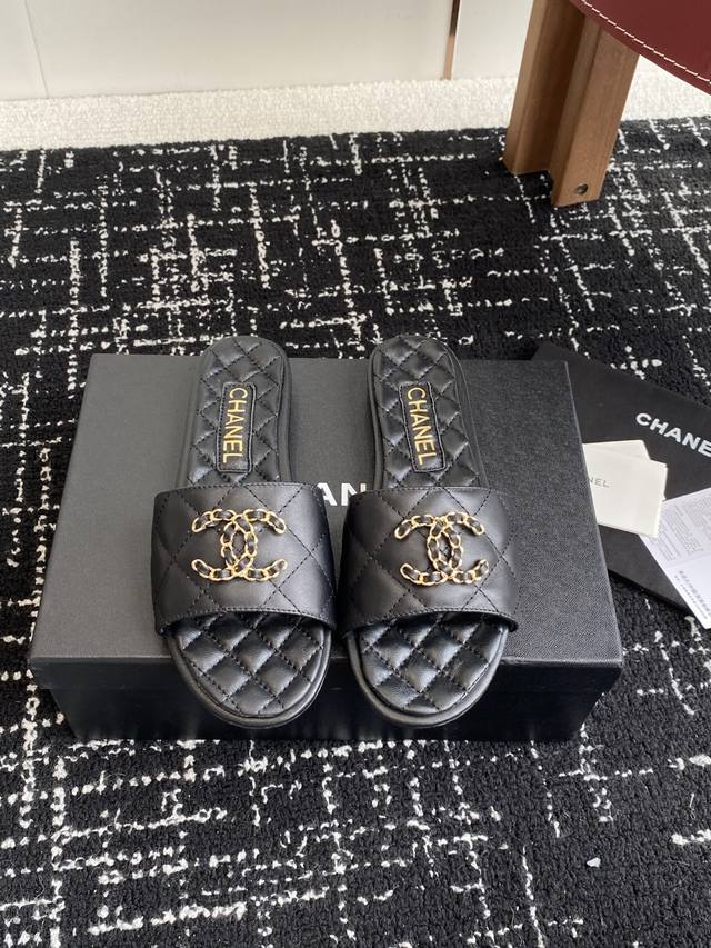 代购级 Chanel 小香 25Ss 春夏新品度假 羊皮 懒人拖 小香的一款全新设计 鞋面搭配双C五金装饰 简约百搭上脚超级美的 怎么看都超美 鞋面：采用进口羊