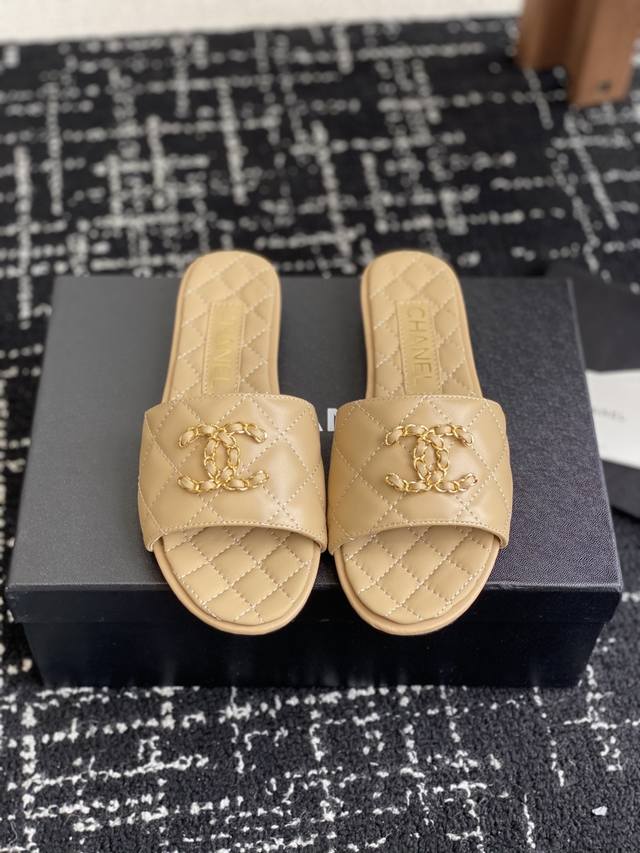 代购级 Chanel 小香 25Ss 春夏新品度假 羊皮 懒人拖 小香的一款全新设计 鞋面搭配双C五金装饰 简约百搭上脚超级美的 怎么看都超美 鞋面：采用进口羊