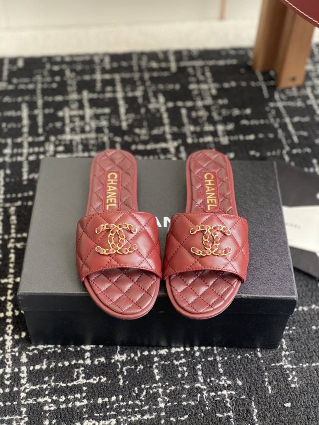 代购级 Chanel 小香 25Ss 春夏新品度假 羊皮 懒人拖 小香的一款全新设计 鞋面搭配双C五金装饰 简约百搭上脚超级美的 怎么看都超美 鞋面：采用进口羊