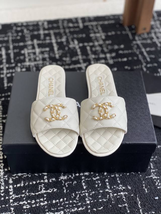 代购级 Chanel 小香 25Ss 春夏新品度假 羊皮 懒人拖 小香的一款全新设计 鞋面搭配双C五金装饰 简约百搭上脚超级美的 怎么看都超美 鞋面：采用进口羊