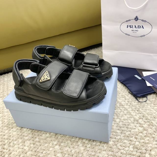 Prad P家 年夏季新款 平底沙滩魔术贴凉鞋 软羊皮 原版大底 正码:35-41
