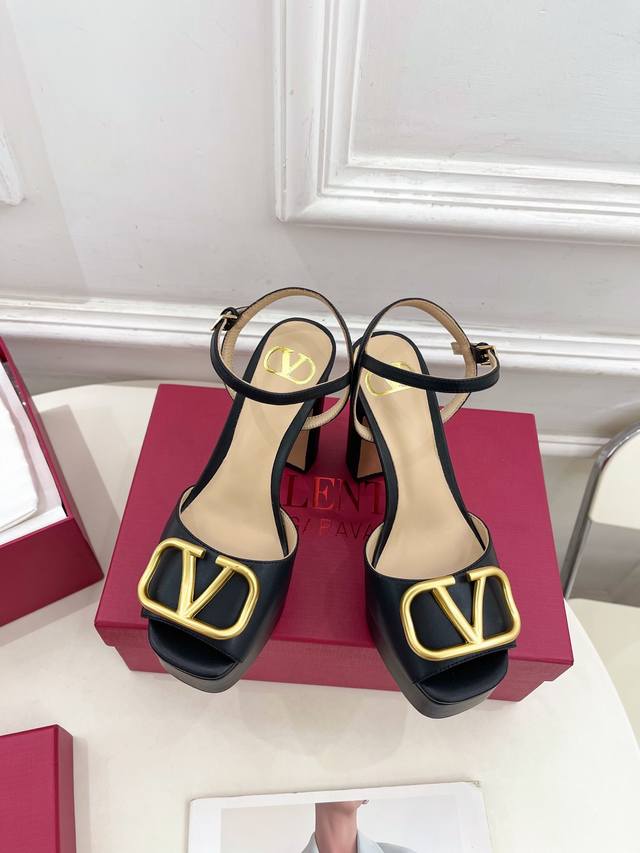 Valentino 华伦天奴 2025春夏新品 Vt恨天高防水台高跟凉鞋上新 Valentino Garavani 的经典“Roman Stud”系列以全新的诠