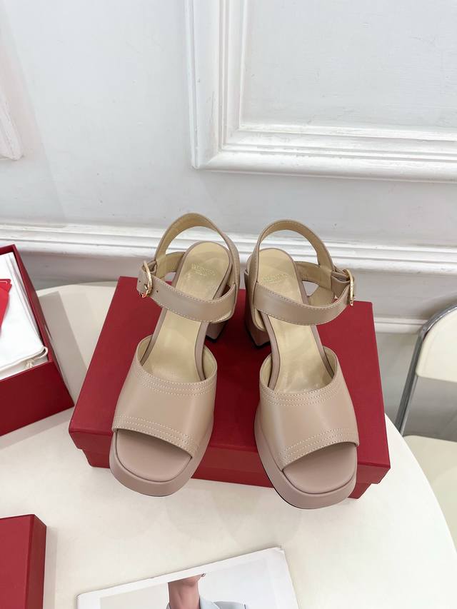 Valentino 华伦天奴 2025春夏新品 防水台高跟凉鞋上新 Valentino Garavani 的经典“Roman Stud”系列以全新的诠释方式首发