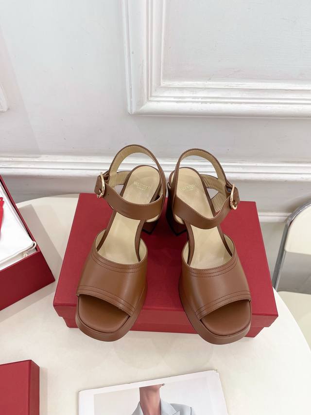 Valentino 华伦天奴 2025春夏新品 防水台高跟凉鞋上新 Valentino Garavani 的经典“Roman Stud”系列以全新的诠释方式首发