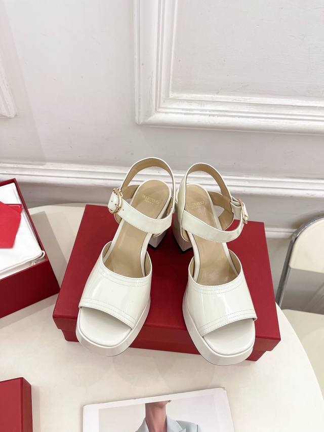 Valentino 华伦天奴 2025春夏新品 防水台高跟凉鞋上新 Valentino Garavani 的经典“Roman Stud”系列以全新的诠释方式首发