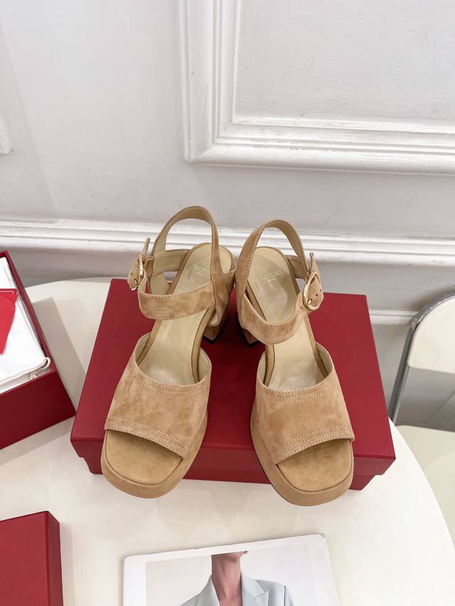 Valentino 华伦天奴 2025春夏新品 防水台高跟凉鞋上新 Valentino Garavani 的经典“Roman Stud”系列以全新的诠释方式首发