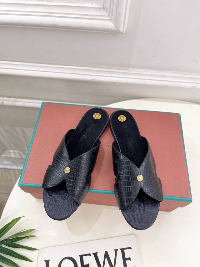 Loro Piana 乐悠翩雅 代购级别2025春夏新品 Vera女士凉拖鞋 Lp是意大利顶级奢侈品牌 低调奢华 设计都是一贯纯色系 简单、细节巧妙、清新脱俗！
