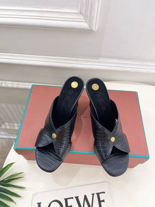 Loro Piana 乐悠翩雅 代购级别2025春夏新品 Vera女士凉拖鞋 Lp是意大利顶级奢侈品牌 低调奢华 设计都是一贯纯色系 简单、细节巧妙、清新脱俗！