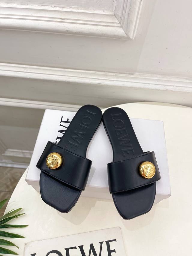 Loewe 罗意威 2025春夏新品 Petal Anagram法式复古风平底拖鞋 Loewe作为这两年最受欢迎的设计师牌，设计简单、细节巧妙、清新脱俗！ 不想