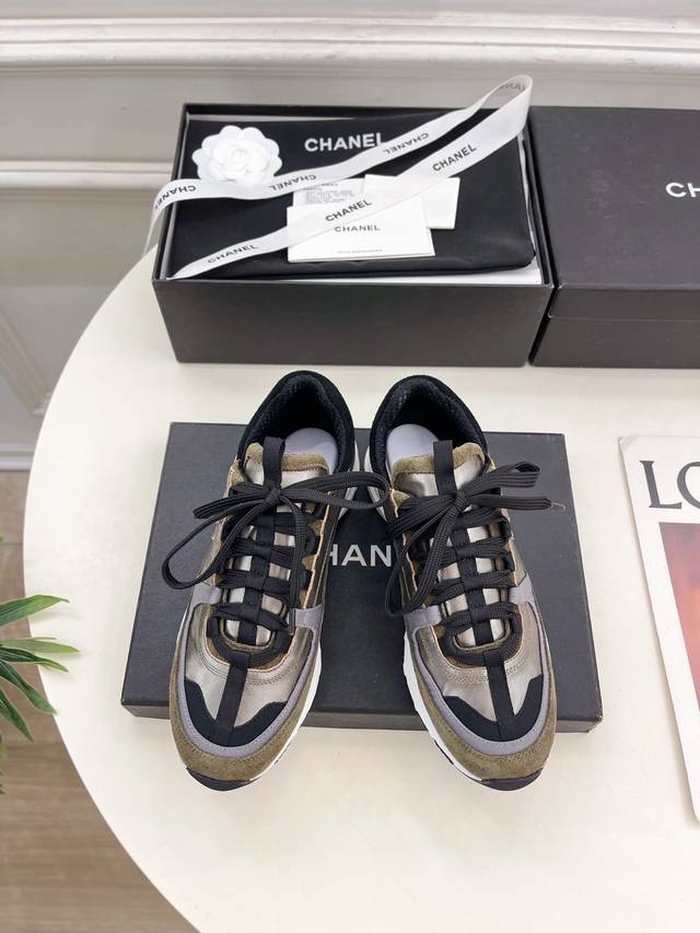 小香 25 2025 春夏新品 专柜经典款 小香双C新品运动鞋系列上新 Bs时尚圈的绝绝子 搭配将演绎着细致 极简 永不褪去的经典元素 展现与众不同的穿搭风格美