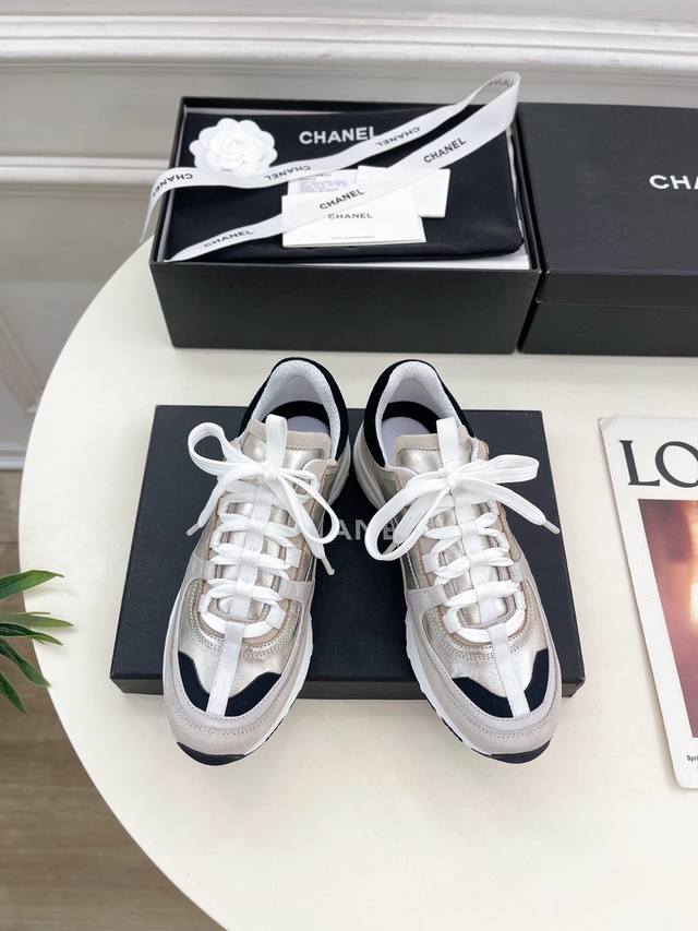 小香 25 2025 春夏新品 专柜经典款 小香双C新品运动鞋系列上新 Bs时尚圈的绝绝子 搭配将演绎着细致 极简 永不褪去的经典元素 展现与众不同的穿搭风格美