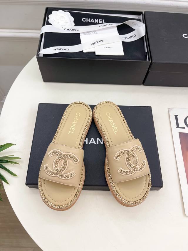 小香 25 2025 春夏新品 专柜经典款 小香双C链条拖鞋系列上新 Bs时尚圈的绝绝子 搭配将演绎着细致 极简 永不褪去的经典元素 展现与众不同的穿搭风格美到