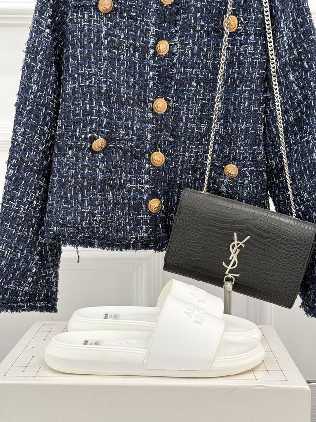 厂价 Alexander Mcqueen 麦昆 经典 春夏休闲懒人拖鞋 夏天必备懒人福音鞋 谁穿谁美！ 很轻盈上脚意外的舒适 还不挑脚型 自带高级气场的拖鞋 也