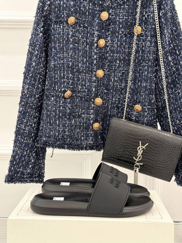 厂价 Alexander Mcqueen 麦昆 经典 春夏休闲懒人拖鞋 夏天必备懒人福音鞋 谁穿谁美！ 很轻盈上脚意外的舒适 还不挑脚型 自带高级气场的拖鞋 也