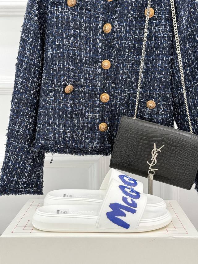 厂价 Alexander Mcqueen 麦昆 经典 春夏休闲懒人拖鞋 夏天必备懒人福音鞋 谁穿谁美！ 很轻盈上脚意外的舒适 还不挑脚型 自带高级气场的拖鞋 也