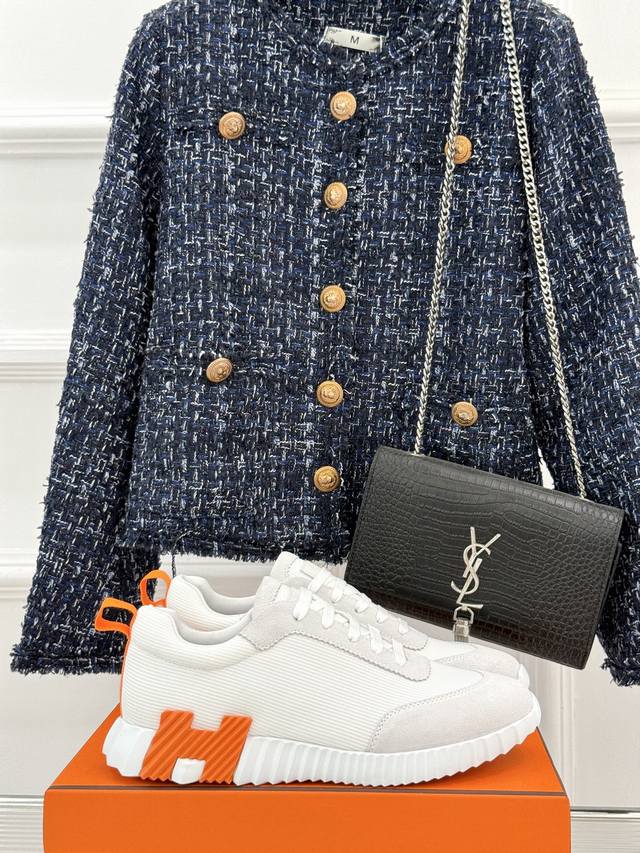 厂价 Hermes 爱马仕经典休闲 运动鞋 经典复古高级感单品 好穿又好搭配 上脚秀气！ 鞋面采用原版定制皮料 内里踮脚均为牛皮 原版开模Tpu大底 Size：