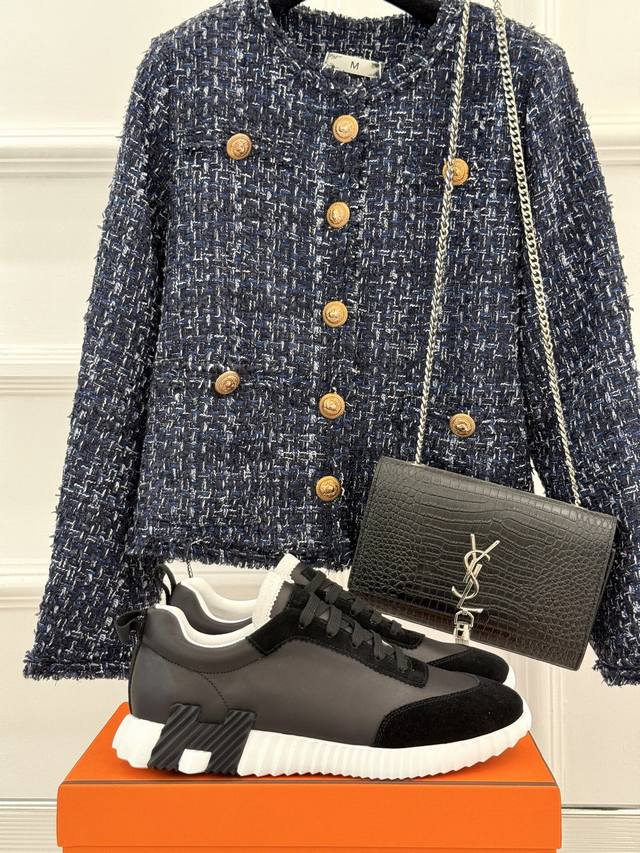 厂价 Hermes 爱马仕经典休闲 运动鞋 经典复古高级感单品 好穿又好搭配 上脚秀气！ 鞋面采用原版定制皮料 内里踮脚均为牛皮 原版开模Tpu大底 Size：
