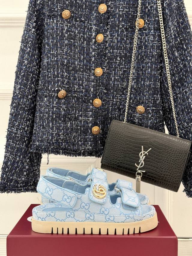 厂价 Gucci 古驰经25Wf春夏新品 双G扣沙滩魔术贴拖鞋 夏天必备懒人福音鞋 谁穿谁美！ 很轻盈上脚意外的舒适 还不挑脚型 简约的魔术贴设计很耐看 可调节