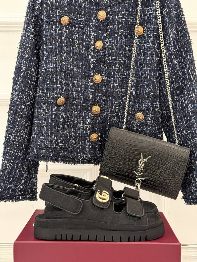 厂价 Gucci 古驰经25Wf春夏新品 双G扣沙滩魔术贴拖鞋 夏天必备懒人福音鞋 谁穿谁美！ 很轻盈上脚意外的舒适 还不挑脚型 简约的魔术贴设计很耐看 可调节