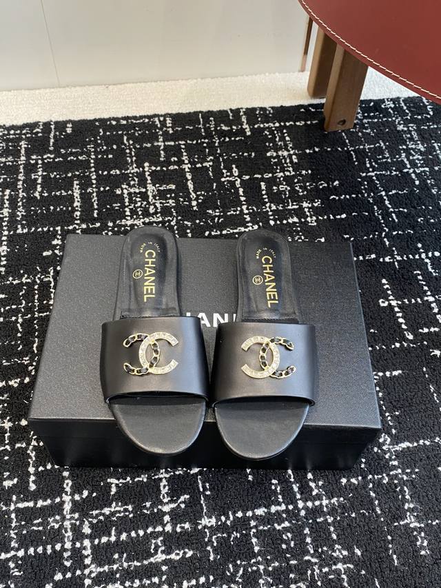 代购级 Chanel 小香 25Ss 春夏新品度假 羊皮 懒人拖 小香的一款全新设计 鞋面搭配双C五金装饰 简约百搭上脚超级美的 怎么看都超美 鞋面：采用进口羊